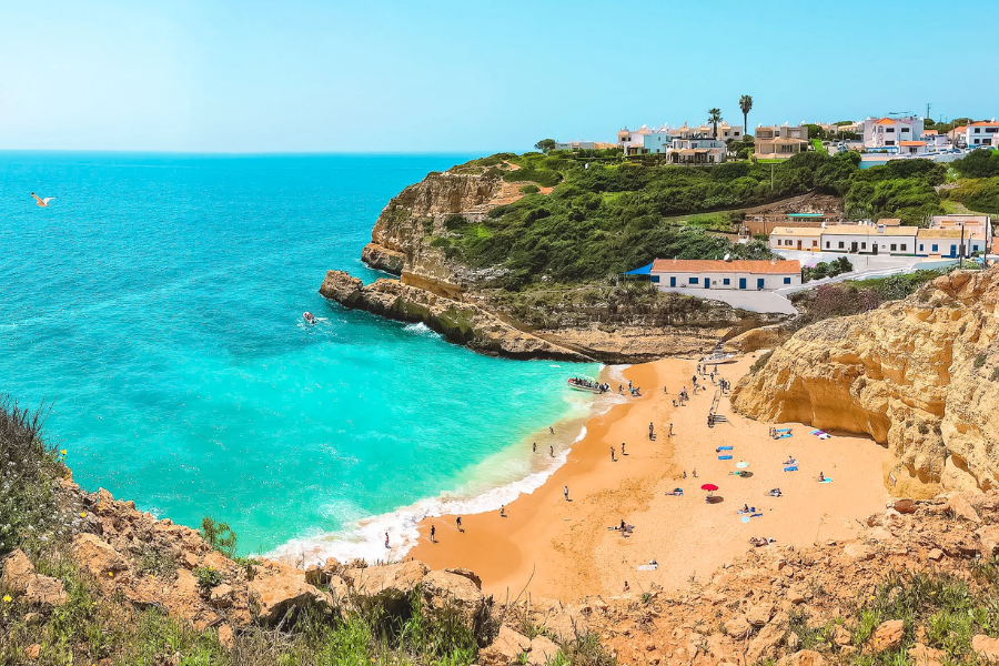 Shoulder Season Travel: Less Crowds, Lower Costs